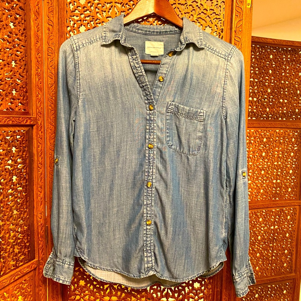 🚺 AEO chambray button down top - Picture 1 of 6